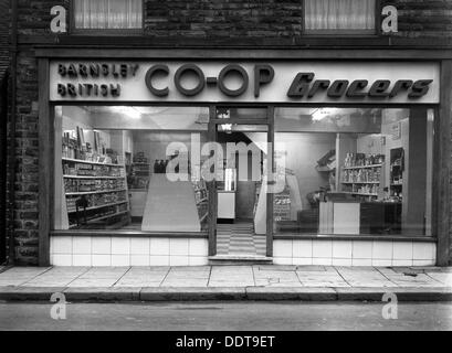 Barnsley Co-op bottegai, South Yorkshire, 1954. Artista: Michael Walters Foto Stock
