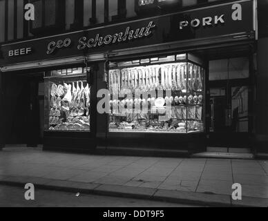 George Schonhut's macelleria a Rotherham, South Yorkshire, 1955. Artista: Michael Walters Foto Stock