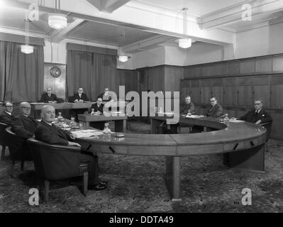 Boardroom scena a Barnsley Co-op, South Yorkshire, 1957. Artista: Michael Walters Foto Stock