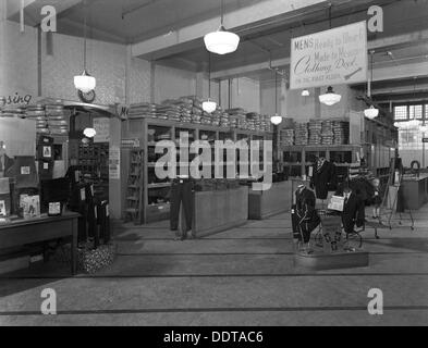 Interno del Barnsley Co-op uomini centrale del reparto di sartoria, South Yorkshire, 1959. Artista: Michael Walters Foto Stock
