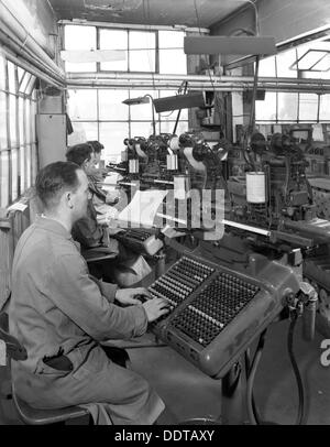 Tastiere a spaziatura costante al funzionamento di una società di stampa, Mexborough, South Yorkshire, 1959. Artista: Michael Walters Foto Stock