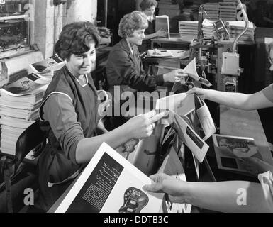 La sala di legame a una società di stampa, Mexborough, South Yorkshire, 1959. Artista: Michael Walters Foto Stock