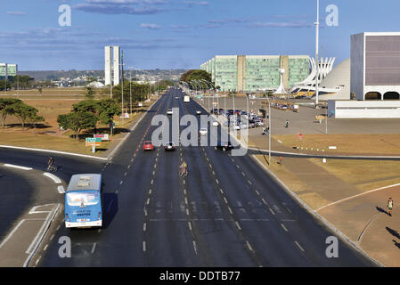 Il Brasile, Brasilia, Esplanado dos Ministerios, visualizzare street, automobili, traffico, monumenti, Congresso Nazionale, Cattedrale di Brasilia, Museo Nazionale, ministeri, città, Capitale brasiliana, centro politico, visite turistiche, Oscar Niemeyer, Juscelino Kubitschek, Foto Stock