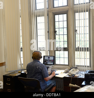 La psicologia di Yale professor Paul Bloom insegna una classe sezione online dal suo ufficio. Yale è la realizzazione di una grande spinta online. Foto Stock