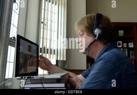 La psicologia di Yale professor Paul Bloom insegna una classe sezione online dal suo ufficio. Yale è la realizzazione di una grande spinta online. Foto Stock