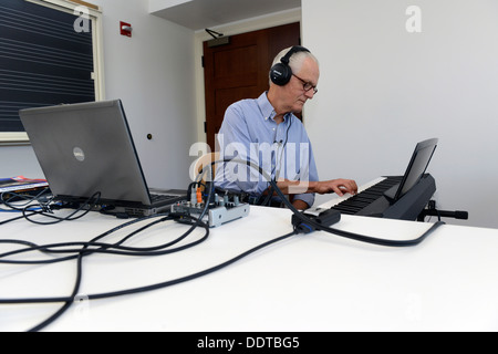 Professore di Yale di musica Craig Wright insegna al suo online 'Ascolto di musica' classe con studenti provenienti da tutto il mondo. Foto Stock