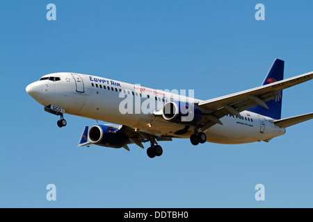 EgyptAir Boeing 737-800, SU-GCO, sull approccio finale all'aeroporto di Copenaghen,, CPH KASTRUP da Cairo Intl. Aeroporto Foto Stock