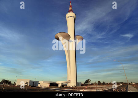 Il Brasile, Brasilia, Digital TV Tower, Oscar Niemeyer, architettura, edilizia, viaggi, turismo, Capitale brasiliana, opere di Oscar Niemeyer, brasile 2014, sun, soleggiato, 2012, Niemeyer, di stile moderno e futuristico, cielo blu, Foto Stock