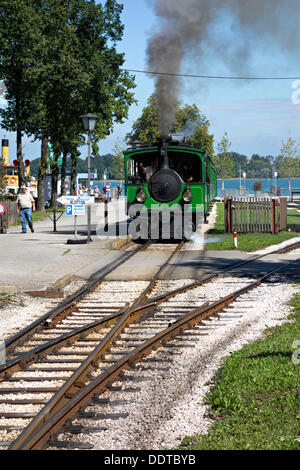 Chiemsee-Bahn treno turistico e la linea ferroviaria, Chiemsee Chiemgau, Alta Baviera Germania Foto Stock