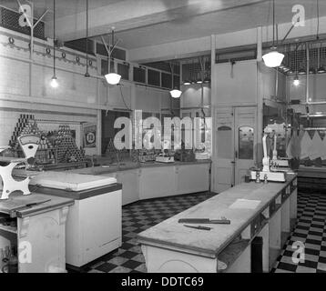 Interno del reparto macelleria, Barnsley Co-op, South Yorkshire, 1956. Artista: Michael Walters Foto Stock