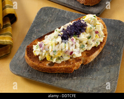 Uovo Insalata di finocchio con caviale sulla pasta madre pane tostato Foto Stock