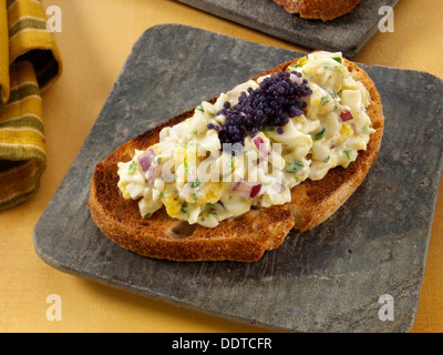 Uovo Insalata di finocchio con caviale sulla pasta madre pane tostato Foto Stock