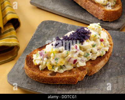 Uovo Insalata di finocchio con caviale sulla pasta madre pane tostato Foto Stock