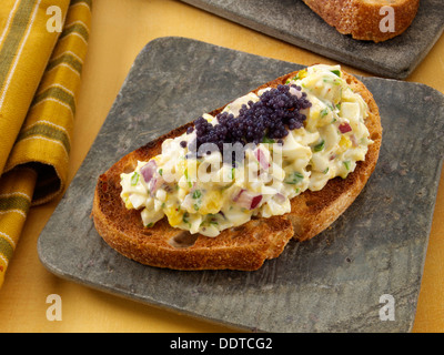 Uovo Insalata di finocchio con caviale sulla pasta madre pane tostato Foto Stock