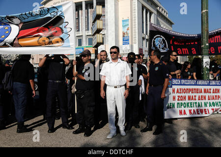 Salonicco, Grecia . 06 Sep, 2013. Più di un migliaio di protesta ufficiali in uniforme da parte della polizia, guardia costiera e vigili del fuoco entrato in un rally a Salonicco a dimostrare contro il governo taglia il giorno prima del primo ministro greco Antonis SAMARAS inaugurano la 78a Fiera Internazionale di Salonicco. Salonicco, Grecia il 6 settembre 2013. Credito: Konstantinos Tsakalidis/Alamy Live News Foto Stock