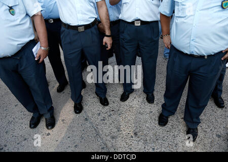 Salonicco, Grecia . 06 Sep, 2013. Più di un migliaio di protesta ufficiali in uniforme da parte della polizia, guardia costiera e vigili del fuoco entrato in un rally a Salonicco a dimostrare contro il governo taglia il giorno prima del primo ministro greco Antonis SAMARAS inaugurano la 78a Fiera Internazionale di Salonicco. Salonicco, Grecia il 6 settembre 2013. Credito: Konstantinos Tsakalidis/Alamy Live News Foto Stock