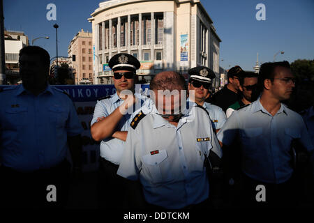 Salonicco, Grecia . 06 Sep, 2013. Più di un migliaio di protesta ufficiali in uniforme da parte della polizia, guardia costiera e vigili del fuoco entrato in un rally a Salonicco a dimostrare contro il governo taglia il giorno prima del primo ministro greco Antonis SAMARAS inaugurano la 78a Fiera Internazionale di Salonicco. Salonicco, Grecia il 6 settembre 2013. Credito: Konstantinos Tsakalidis/Alamy Live News Foto Stock