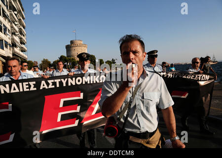 Salonicco, Grecia . 06 Sep, 2013. Più di un migliaio di protesta ufficiali in uniforme da parte della polizia, guardia costiera e vigili del fuoco entrato in un rally a Salonicco a dimostrare contro il governo taglia il giorno prima del primo ministro greco Antonis SAMARAS inaugurano la 78a Fiera Internazionale di Salonicco. Salonicco, Grecia il 6 settembre 2013. Credito: Konstantinos Tsakalidis/Alamy Live News Foto Stock