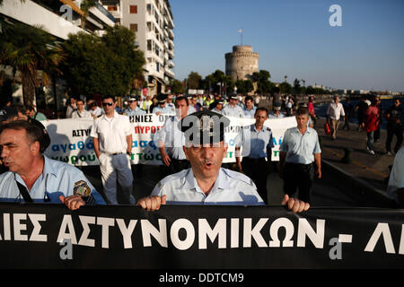 Salonicco, Grecia . 06 Sep, 2013. Più di un migliaio di protesta ufficiali in uniforme da parte della polizia, guardia costiera e vigili del fuoco entrato in un rally a Salonicco a dimostrare contro il governo taglia il giorno prima del primo ministro greco Antonis SAMARAS inaugurano la 78a Fiera Internazionale di Salonicco. Salonicco, Grecia il 6 settembre 2013. Credito: Konstantinos Tsakalidis/Alamy Live News Foto Stock