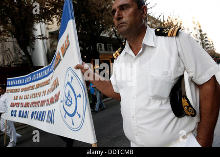 Salonicco, Grecia . 06 Sep, 2013. Più di un migliaio di protesta ufficiali in uniforme da parte della polizia, guardia costiera e vigili del fuoco entrato in un rally a Salonicco a dimostrare contro il governo taglia il giorno prima del primo ministro greco Antonis SAMARAS inaugurano la 78a Fiera Internazionale di Salonicco. Salonicco, Grecia il 6 settembre 2013. Credito: Konstantinos Tsakalidis/Alamy Live News Foto Stock