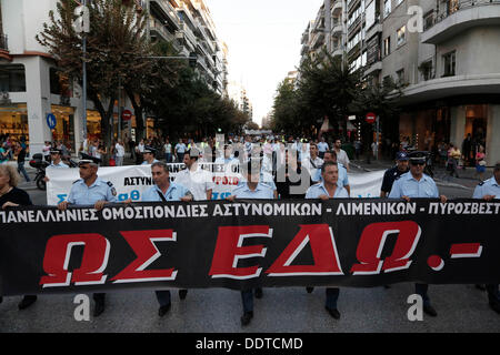 Salonicco, Grecia . 06 Sep, 2013. Più di un migliaio di protesta ufficiali in uniforme da parte della polizia, guardia costiera e vigili del fuoco entrato in un rally a Salonicco a dimostrare contro il governo taglia il giorno prima del primo ministro greco Antonis SAMARAS inaugurano la 78a Fiera Internazionale di Salonicco. Salonicco, Grecia il 6 settembre 2013. Credito: Konstantinos Tsakalidis/Alamy Live News Foto Stock