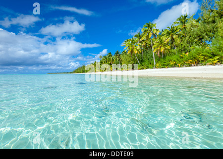 Isole di Cook, isola di Aitutaki e tropicale di spiaggia di sabbia bianca con acqua turchese e palme - Amuri beach, Sud Pacifico Foto Stock