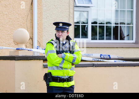 Bailieborough, nella contea di Cavan, Repubblica di Irlanda, 6 settembre 2013 - Un funzionario di Garda sorge al di fuori della casa di 54 anno-vecchio Patricia Kierans dove il suo corpo è stato scoperto. Ella era stata "violentemente assassinati' Credit: stephen Barnes/Alamy Live News Foto Stock