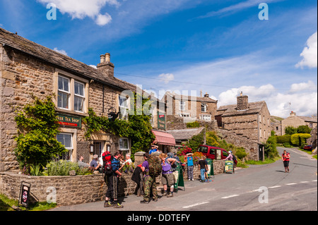 Il negozio di paese store e tea shop con persone esterne a Muker in Swaledale , North Yorkshire , Inghilterra, Regno Unito Foto Stock