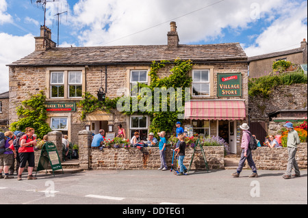 Il negozio di paese store e tea shop con persone esterne a Muker in Swaledale , North Yorkshire , Inghilterra, Regno Unito Foto Stock