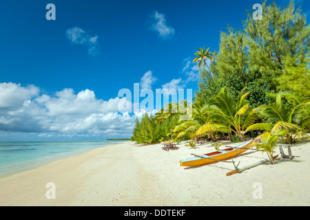 Isole di Cook, isola di Aitutaki, polinesiano Canoe sulla spiaggia di sabbia bianca con acque turchesi e le palme in un paradiso tropicale Foto Stock