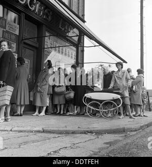Apertura di Brough il supermercato, Thurnscoe, South Yorkshire, 1963. Artista: Michael Walters Foto Stock