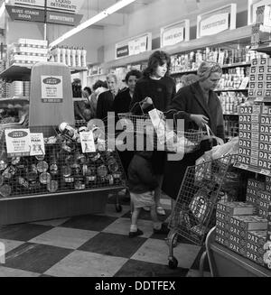 Apertura di Brough il supermercato, Thurnscoe, South Yorkshire, 1963. Artista: Michael Walters Foto Stock