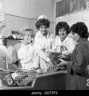 Acquista le ragazze in corrispondenza di un apertura di supermercati, Brough's Ltd, Thurnscoe, South Yorkshire, 1963. Artista: Michael Walters Foto Stock