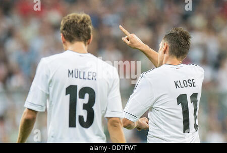 Monaco di Baviera, Germania. 06 Sep, 2013. La Germania Miroslav KLOSE celebra accanto al compagno di squadra Thomas Mueller dopo aver segnato il gol di apertura durante la Coppa del Mondo FIFA 2014 qualifica gruppo C partita di calcio tra Germania e Austria a stadio Allianz Arena di Monaco di Baviera, Germania, 06 settembre 2013. Foto: Marc Müller/dpa/Alamy Live News Foto Stock