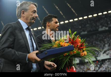 Monaco di Baviera, Germania. 06 Sep, 2013. La Germania ex team capitano Michael Ballack (R) e Wolfgang Niersbach, presidente della squadra di calcio tedesca DFB associazione, dopo Ballack è stato onorato prima della Coppa del Mondo FIFA 2014 qualifica gruppo C partita di calcio tra Germania e Austria a stadio Allianz Arena di Monaco di Baviera, Germania, 06 settembre 2013. Foto: Andreas Gebert/dpa/Alamy Live News Foto Stock