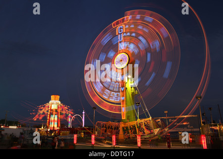 Top Gun amusement ride di notte. Canfield fiera. Mahoning County Fair. Canfield, Youngstown, Ohio, Stati Uniti d'America. Foto Stock