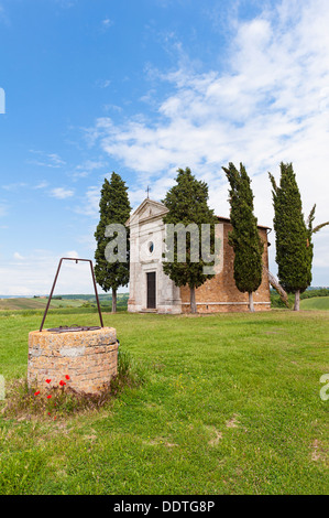 Vecchia Cappella e ben in Toscana Foto Stock