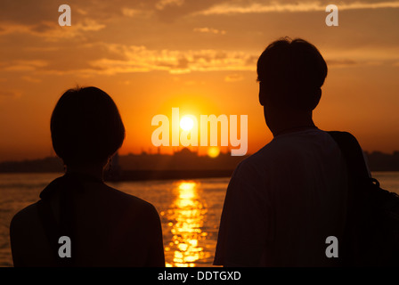 Due persone al tramonto Foto Stock
