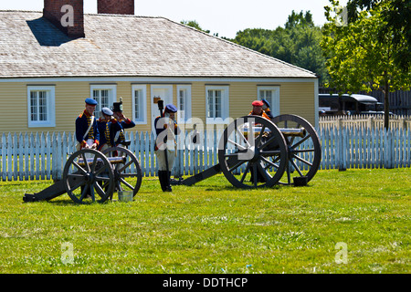 Rievocazione della guerra di 1812 Fort George Niagara sul lago Ontario Canada Cannon essendo sparati Foto Stock