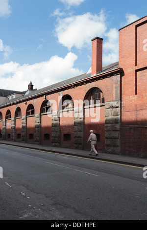 Vittoriano fabbrica industriale edificio con pilastri di pietra, arcate in mattoni e grande ciminiera in Bristol. Foto Stock