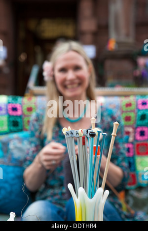 Louise Singleton da Kendal gruppo "Homespun in Kendal' all'Mintfest Street Arts Festival 2013, REGNO UNITO Foto Stock