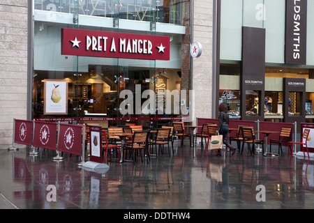 La parte esterna del pret a Manger un cafe e servery in Liverpool One su un pomeriggio piovoso nel settembre, Merseyside, Regno Unito Foto Stock