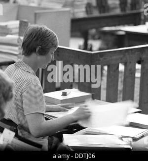 La rilegatura del libro del dipartimento della Rosa Bianca premere, Mexborough, South Yorkshire, 1968. Artista: Michael Walters Foto Stock