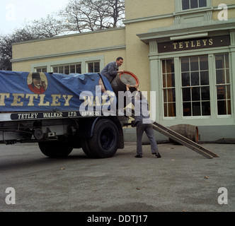 Draymen da Tetley & Walker, Leeds, West Yorkshire, 1969. Artista: Michael Walters Foto Stock