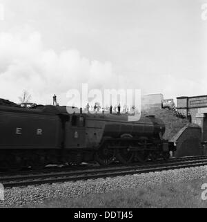 Il 'Flying Scotsman" passando sotto un ponte a velocità, vicino a Selby, North Yorkshire, 1968. Artista: Michael Walters Foto Stock