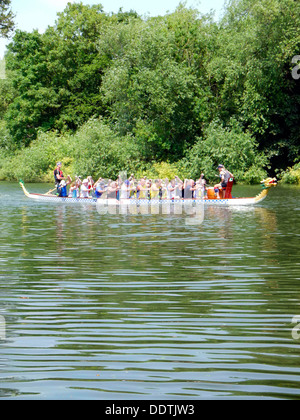 Dragon Boat Racing sul Fiume Tamigi a Windsor Foto Stock