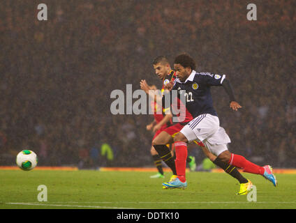 Glasgow, Scozia. 06 Sep, 2013. Scozia Ikechi Anya e il belga Kevin Mirallas durante la Coppa del Mondo di calcio Brasile 2014 Qualificatore confronto internazionale tra Scozia e Belgio, dal Hampden Park Stadium, Glasgow. Credito: Azione Sport Plus/Alamy Live News Foto Stock