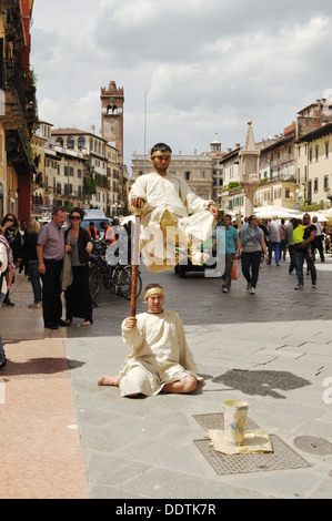 Due gli artisti di strada di eseguire un apparentemente impossibile feat a Verona. Foto Stock