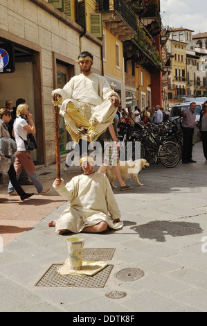 Due gli artisti di strada di eseguire un apparentemente impossibile feat a Verona. Foto Stock