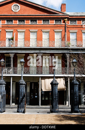 Il Pontalba inferiore edifici costruiti nel 1840's su Jackson Square a New Orleans per la baronessa Micaela Almonester Pontalba. Foto Stock